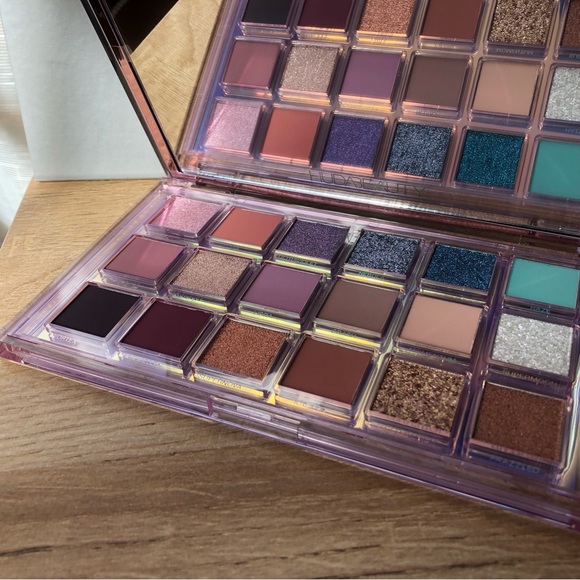 Huda Beauty mercury retrograde Palette - Picture 2 of 3